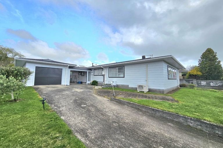 Photo of property in 4 Poplar Grove, Whalers Gate, New Plymouth, 4310