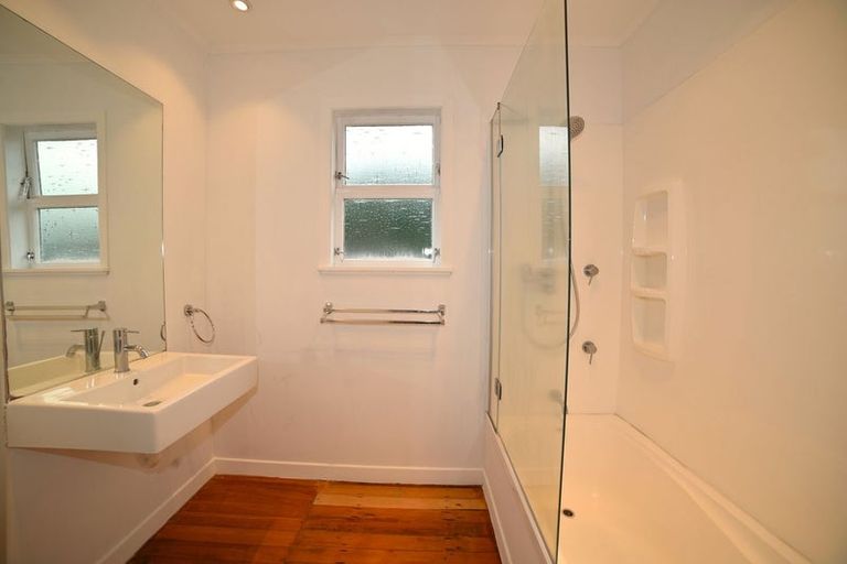 Photo of property in 1/190 East Coast Road, Forrest Hill, Auckland, 0620