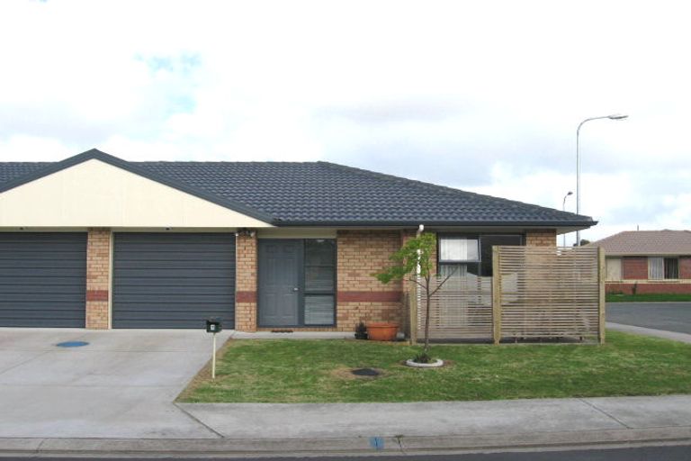 Photo of property in Kessel Way, 1/5 Craiburn Street, Ranui, Auckland, 0612