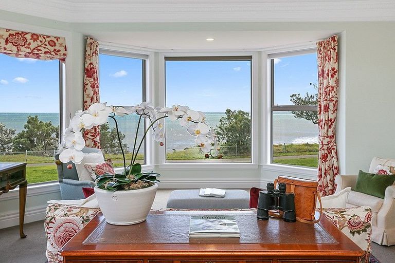 Photo of property in 1 Kawaroa Lane, New Plymouth, 4310