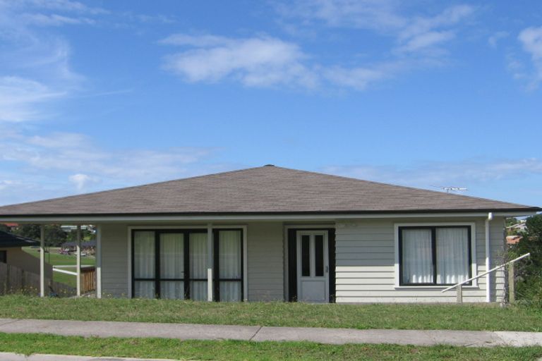 Photo of property in 17 Trotting Terrace, Fairview Heights, Auckland, 0632