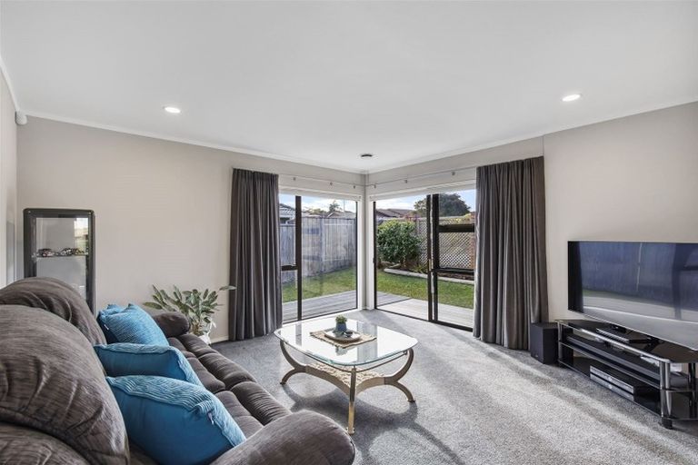 Photo of property in 4 Pinewood Grove, Botany Downs, Auckland, 2010