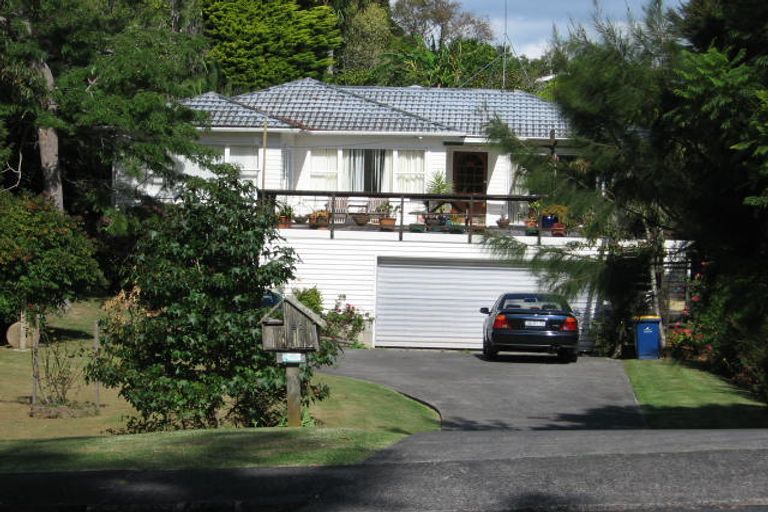 Photo of property in 92 Cliff View Drive, Green Bay, Auckland, 0604