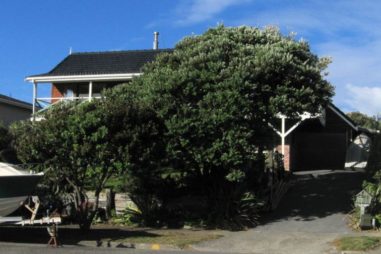 Photo of property in 10 Ara Kuaka, Waikanae Beach, Waikanae, 5036