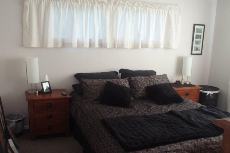 Photo of property in 68 Gloaming Hill, Titahi Bay, Porirua, 5022