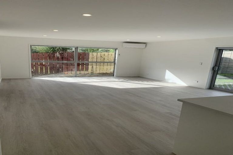 Photo of property in 1/492 East Coast Road, Windsor Park, Auckland, 0630