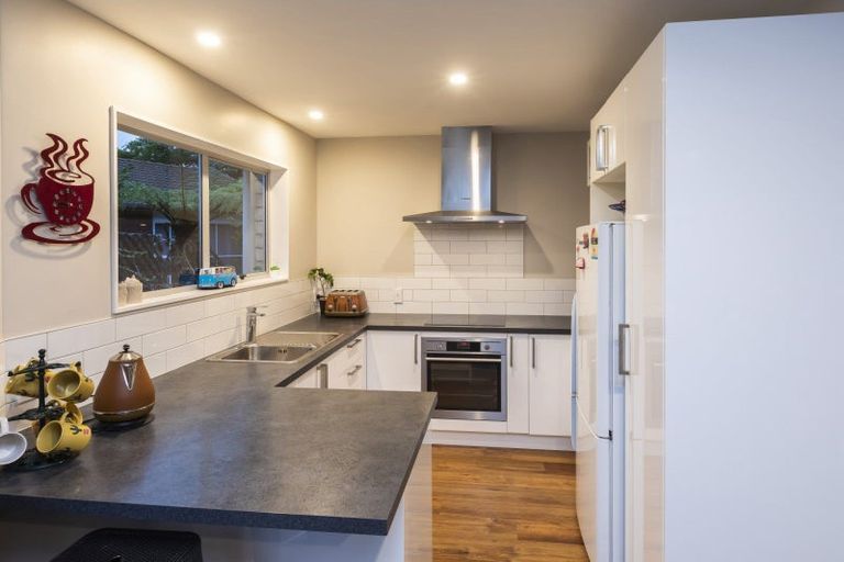 Photo of property in 28 Denniston Crescent, Redwood, Christchurch, 8051