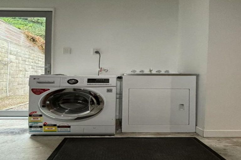 Photo of property in 12 Tiketike Way, Brooklyn, Wellington, 6021