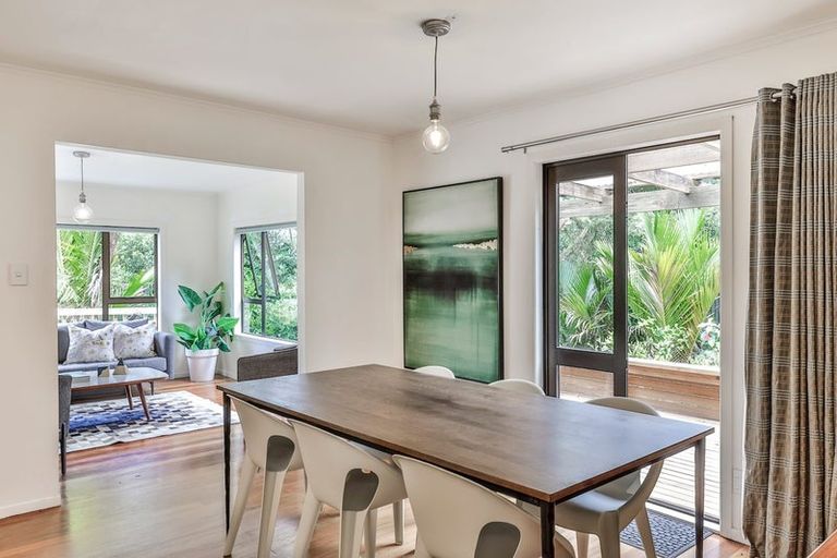 Photo of property in 37 York Road, Titirangi, Auckland, 0604