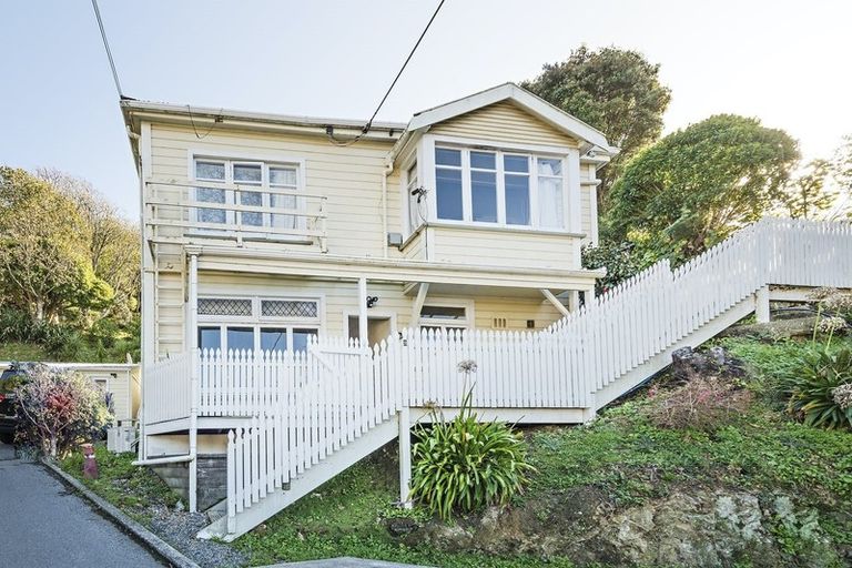 Photo of property in 2 Kopiko Way, Brooklyn, Wellington, 6021