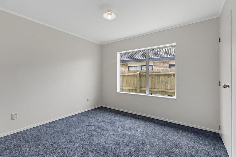 Photo of property in 2/24 Horlicks Place, Randwick Park, Auckland, 2105