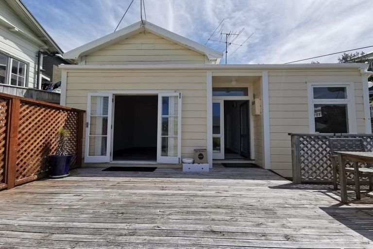 Photo of property in 5 Freeling Street, Island Bay, Wellington, 6023
