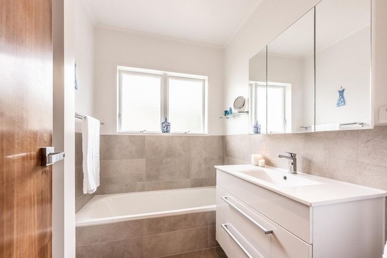 Photo of property in 79a Girrahween Drive, Totara Vale, Auckland, 0629