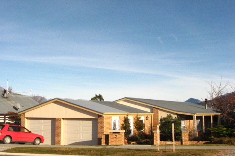 Photo of property in 7 Cedar Drive, Kelvin Heights, Queenstown, 9300