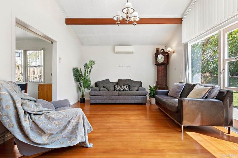 Photo of property in 25 Ellice Road, Totara Vale, Auckland, 0629