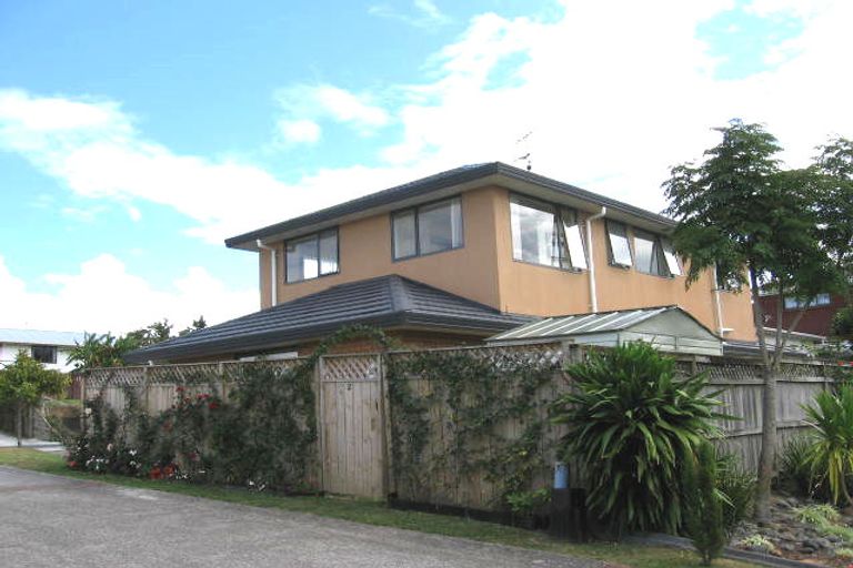 Photo of property in 2 Copplestone Place, New Lynn, Auckland, 0600