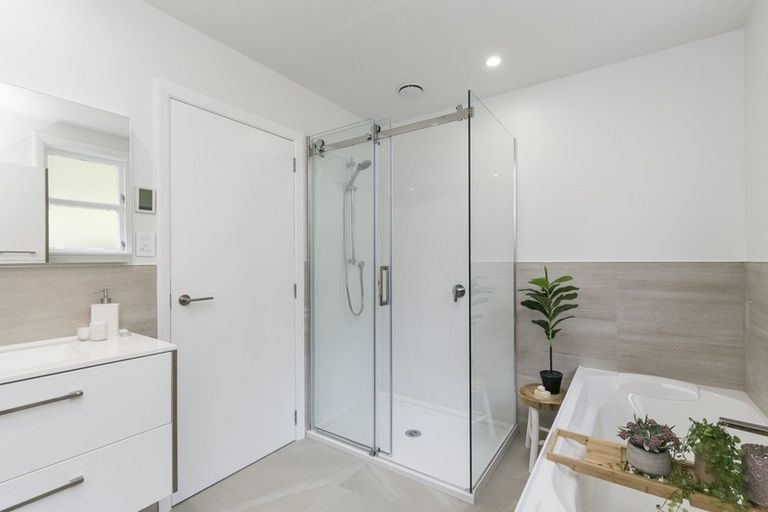 Photo of property in 33 Garden Road, Northland, Wellington, 6012