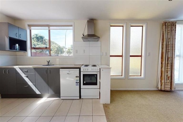 Photo of property in 109 Akaroa Drive, Maupuia, Wellington, 6022