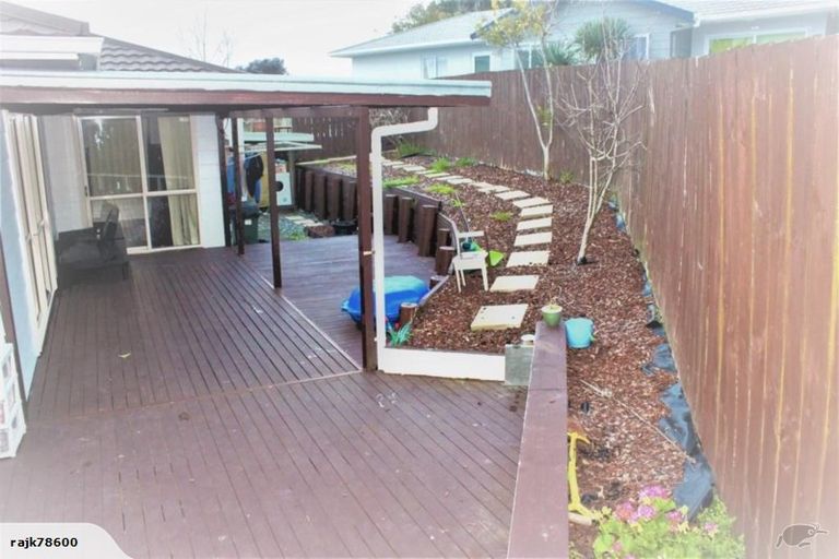 Photo of property in 1/49 Sungrove Rise, Sunnyvale, Auckland, 0612