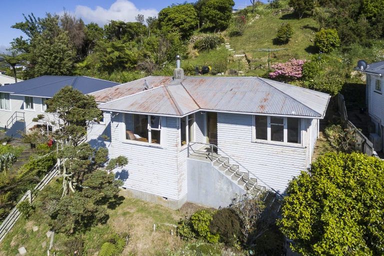 Photo of property in 106 Ruskin Road, Newlands, Wellington, 6037