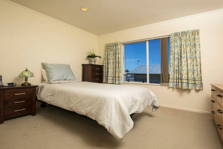 Photo of property in 928 East Coast Road, Northcross, Auckland, 0630