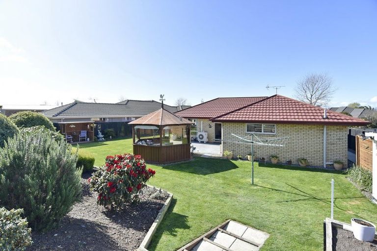 Photo of property in 15 Willowview Drive, Redwood, Christchurch, 8051