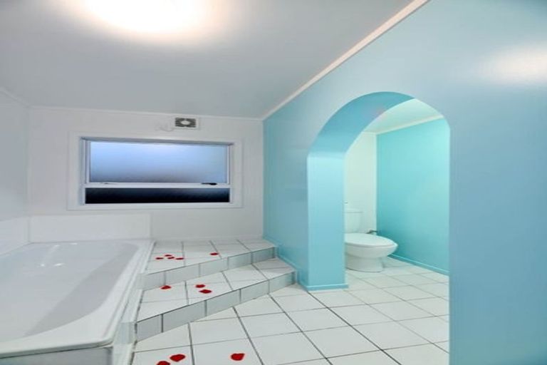 Photo of property in 37 Roberts Road, Te Atatu South, Auckland, 0610