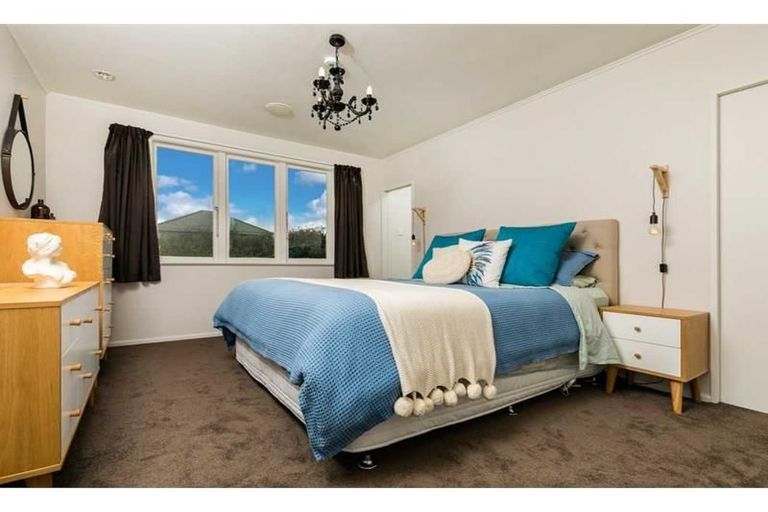 Photo of property in 100 Lincoln Park Avenue, Massey, Auckland, 0614