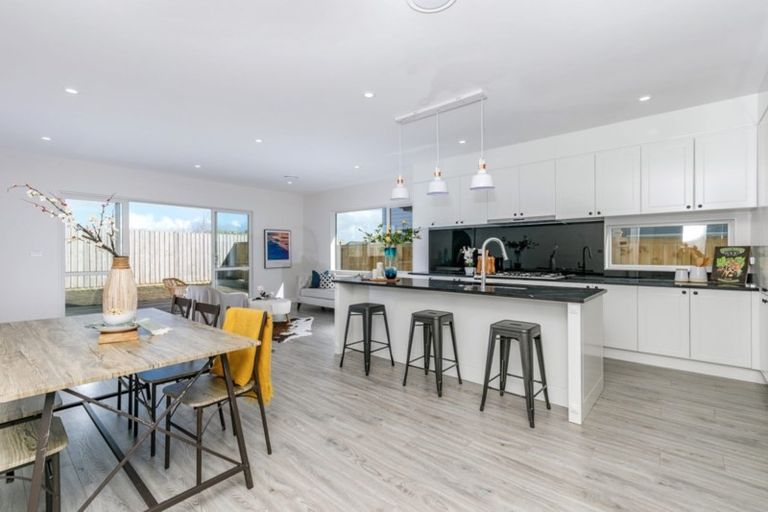 Photo of property in 6 Rauaruhe Road, Karaka, Papakura, 2113