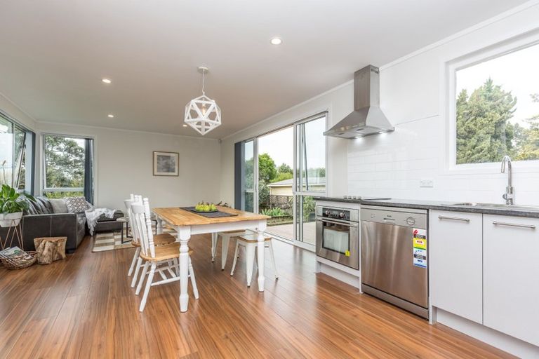 Photo of property in 2/10 Exmouth Road, Northcote, Auckland, 0627