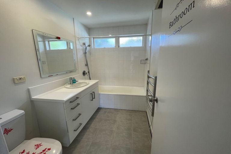 Photo of property in 90 Cliff View Drive, Green Bay, Auckland, 0604
