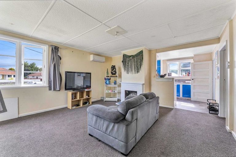 Photo of property in 2 Dixon Avenue, Hawera, 4610
