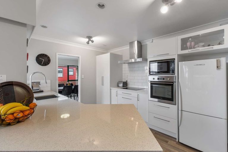 Photo of property in 9 Brookesmith Drive, Waiuku, 2123