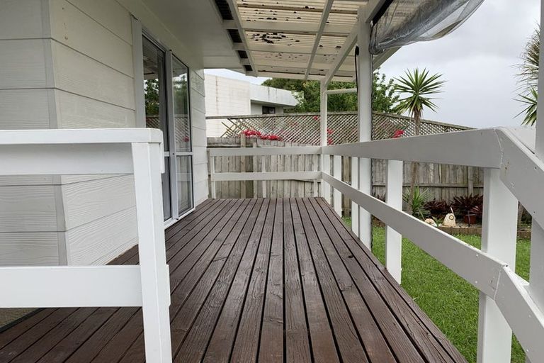Photo of property in 2/82 Roberts Road, Te Atatu South, Auckland, 0610
