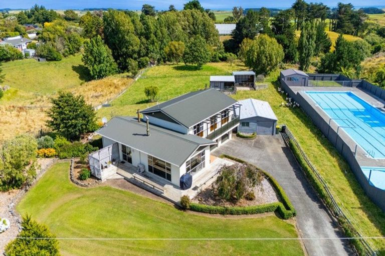 Photo of property in 35 Weraroa Road, Waverley, 4510