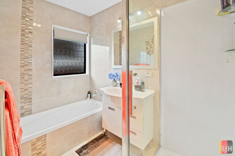 Photo of property in 7 Oakmont Place, Wattle Downs, Auckland, 2103