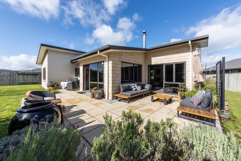 Photo of property in 95a Schnell Drive, Kelvin Grove, Palmerston North, 4414