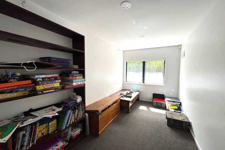 Photo of property in 7 Lone Tree Avenue, Te Atatu Peninsula, Auckland, 0610