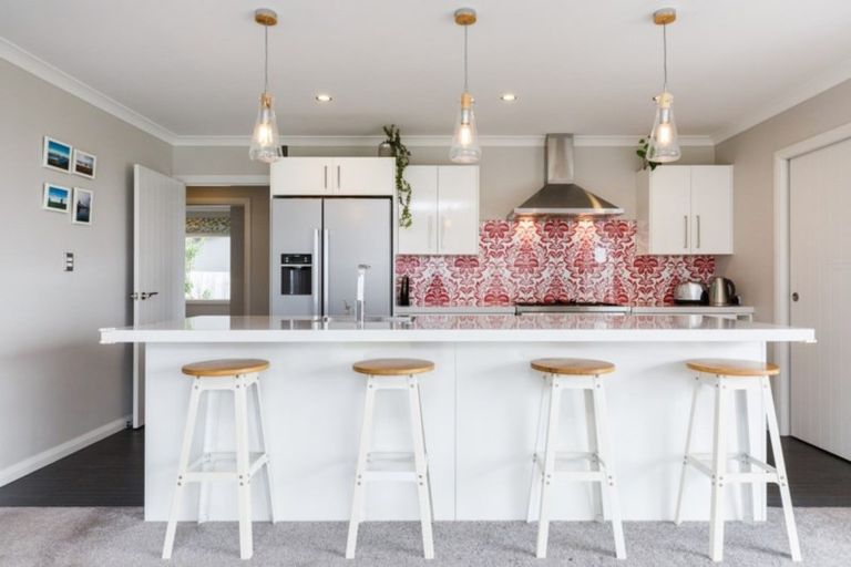 Photo of property in 11 Saint Heliers Grove, Fitzherbert, Palmerston North, 4410