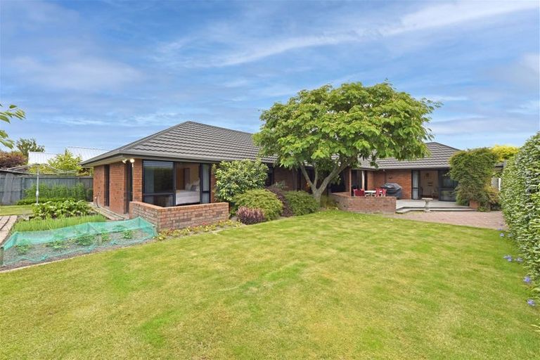 Photo of property in 16 Claverley Gardens, Avonhead, Christchurch, 8042