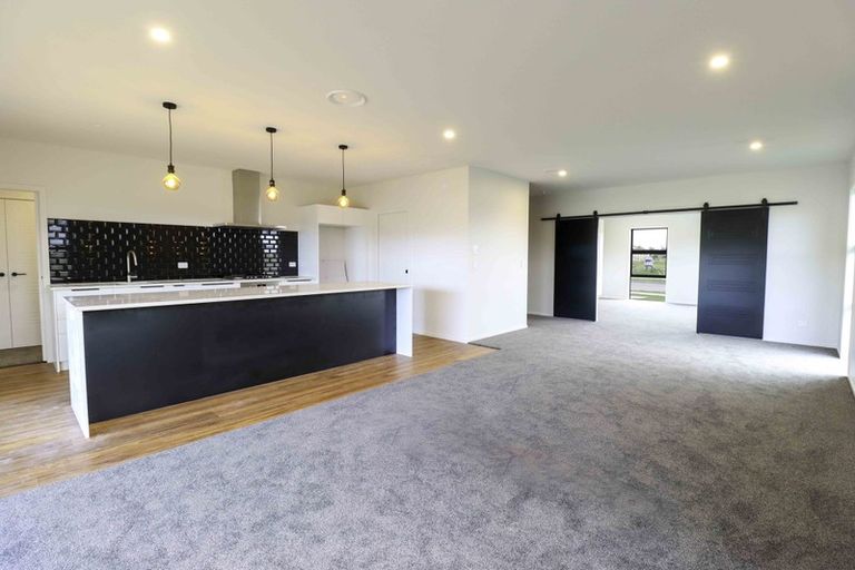 Photo of property in 42 Sardinia Grove, Fitzherbert, Palmerston North, 4410