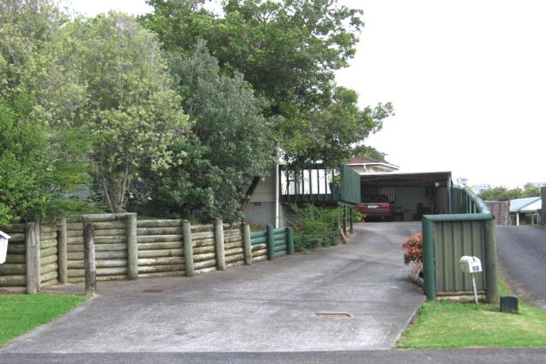 Photo of property in 10 Serwayne Place, Sunnyvale, Auckland, 0612