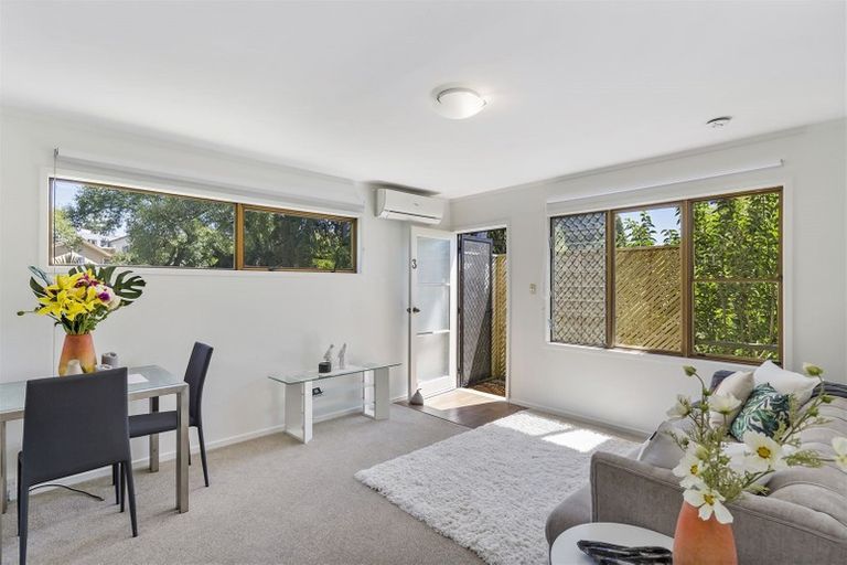 Photo of property in 3/9 Fuchsia Place, Birkdale, Auckland, 0626