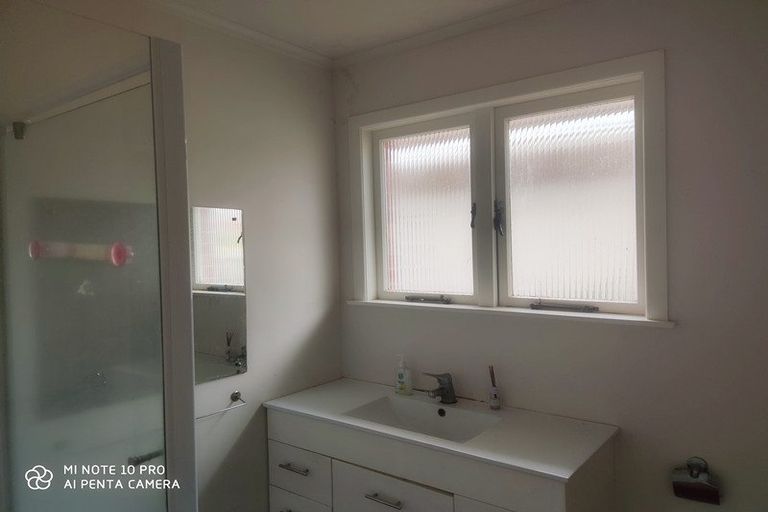 Photo of property in 31 Onewa Road, Northcote, Auckland, 0627