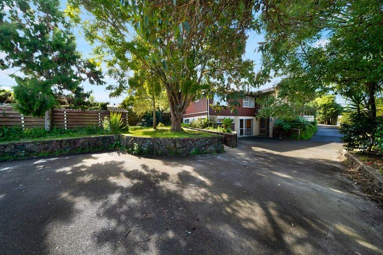 Photo of property in 13 Halcombe Place, Green Bay, Auckland, 0604