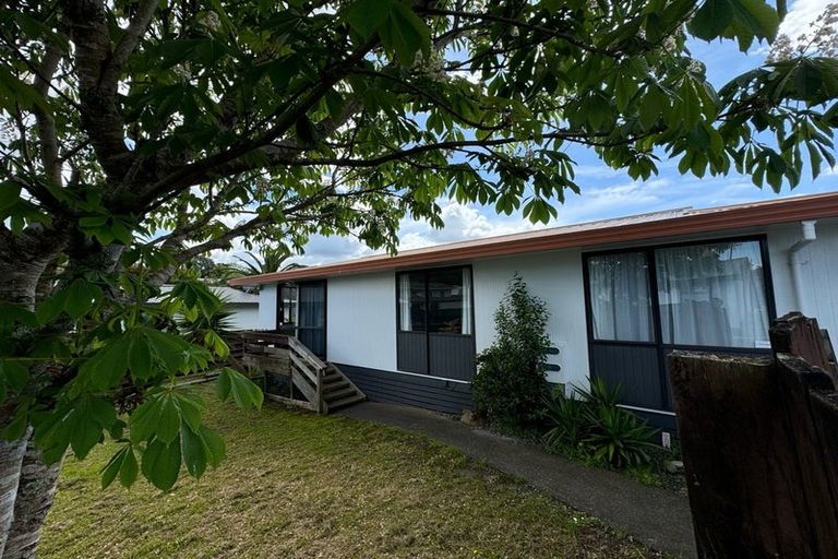 Photo of property in 2/76 Parrs Cross Road, Henderson, Auckland, 0612