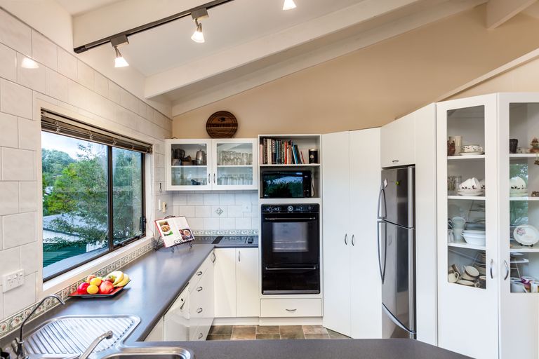 Photo of property in 7 Pokapu Street, Titirangi, Auckland, 0600