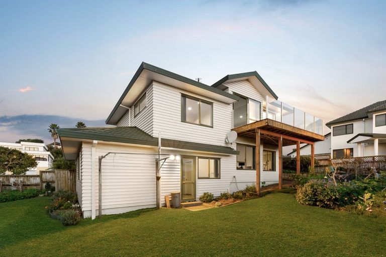 Photo of property in 1a Lobelia Rise, Goodwood Heights, Auckland, 2105