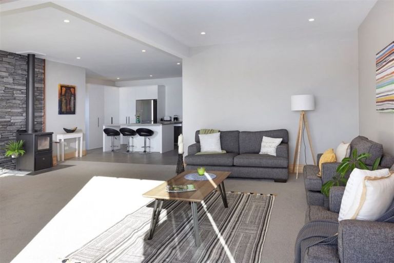 Photo of property in 32 The Brae, Mount Pleasant, Christchurch, 8081