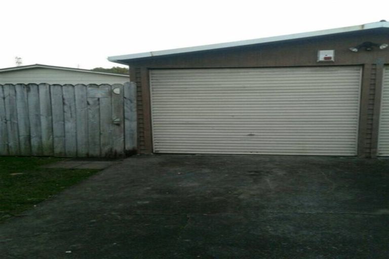 Photo of property in 17 Huruhuru Road, Massey, Auckland, 0614